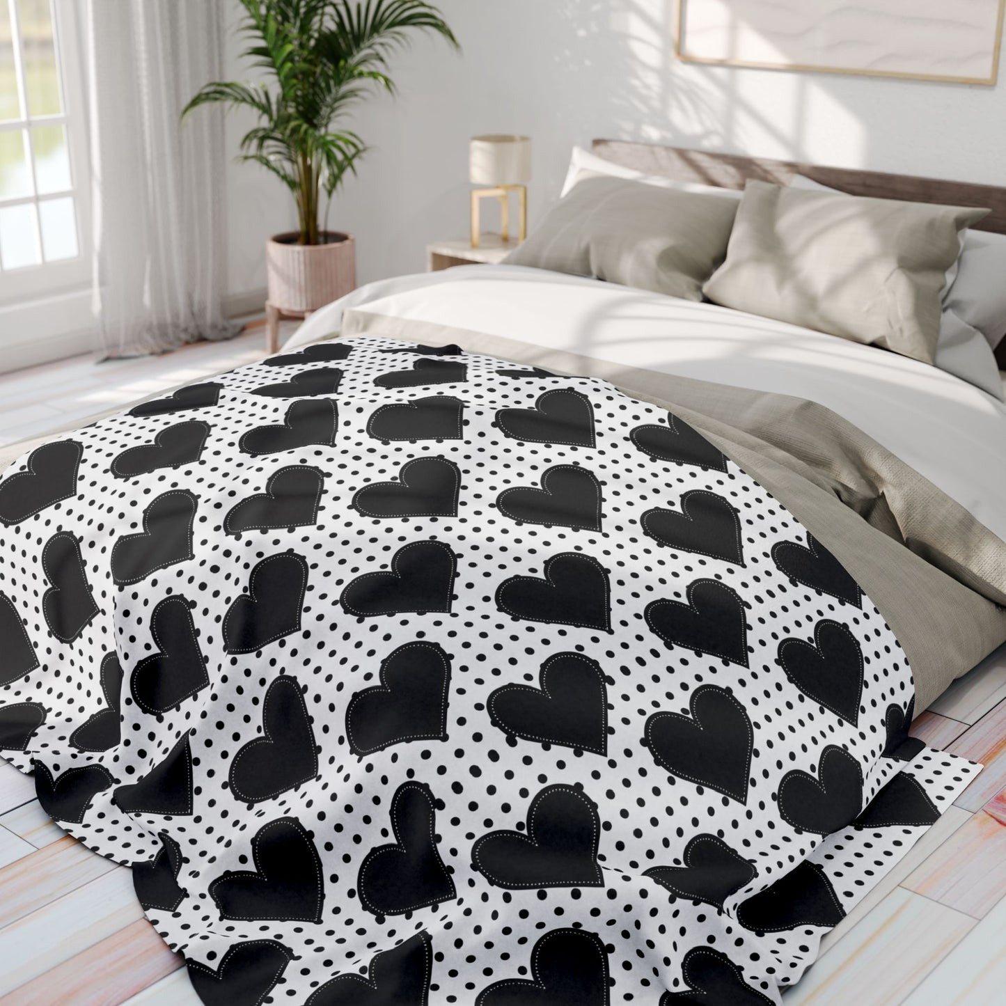 Cozy Black Heart Pattern Fleece Blanket - Soft, Warm & Stylish for Home Decor