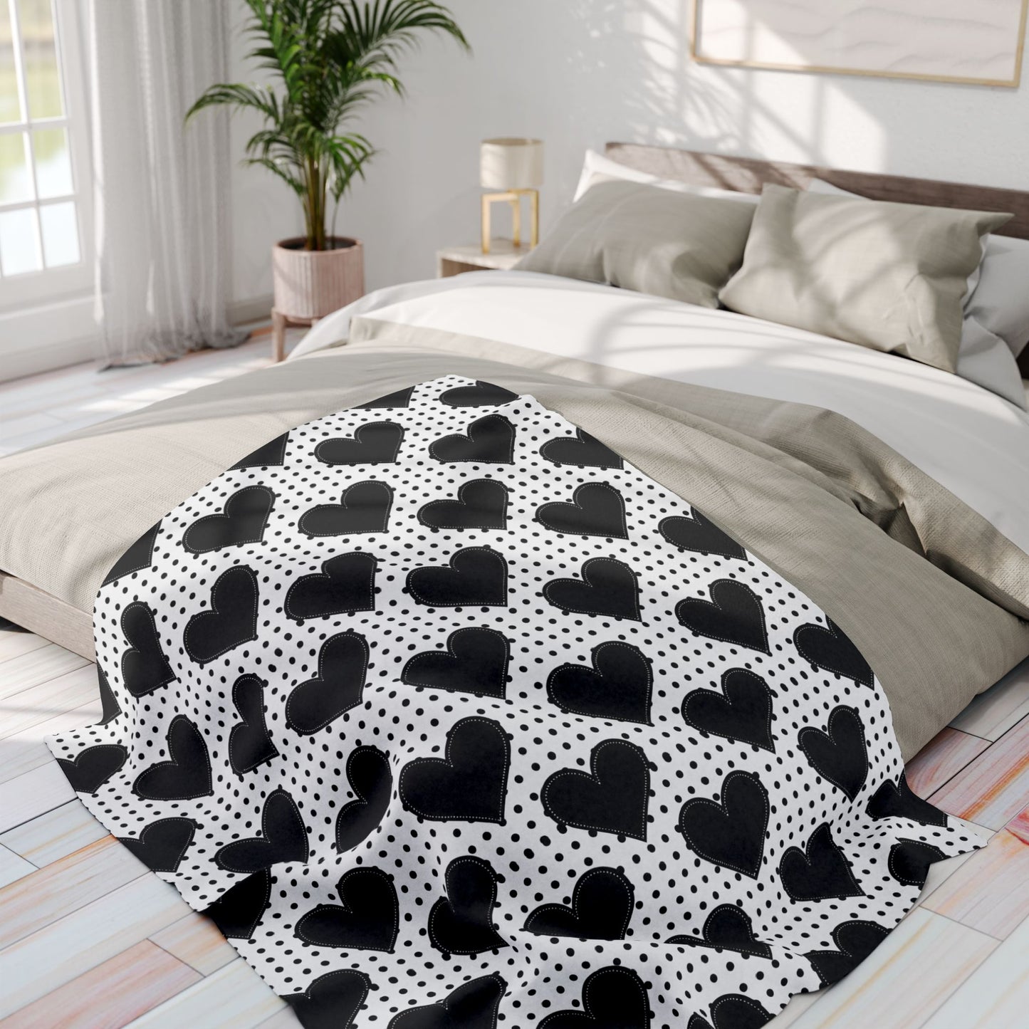 Cozy Black Heart Pattern Fleece Blanket - Soft, Warm & Stylish for Home Decor